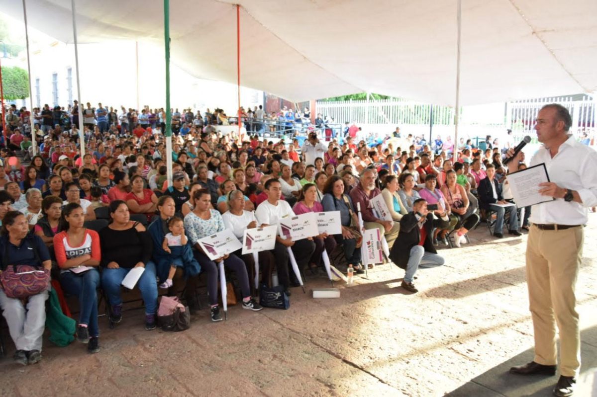 Entrega Mario Calzada apoyos de vivienda del programa “Generando” a familias de El Colorado y La&nbsp;Cañada