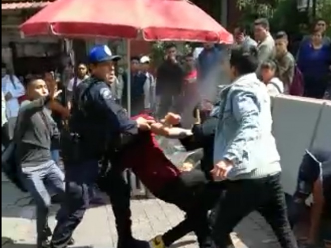 Sujetos golean a policías en inmediaciones del Metro&nbsp;Balderas